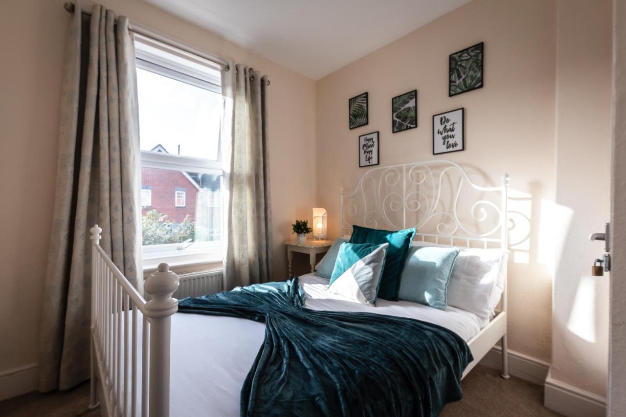 3-Bedroom House L Fast Wi-Fi L Garden L Newly Decorated L Close To Shops And Restaurants Bournemouth Bagian luar foto