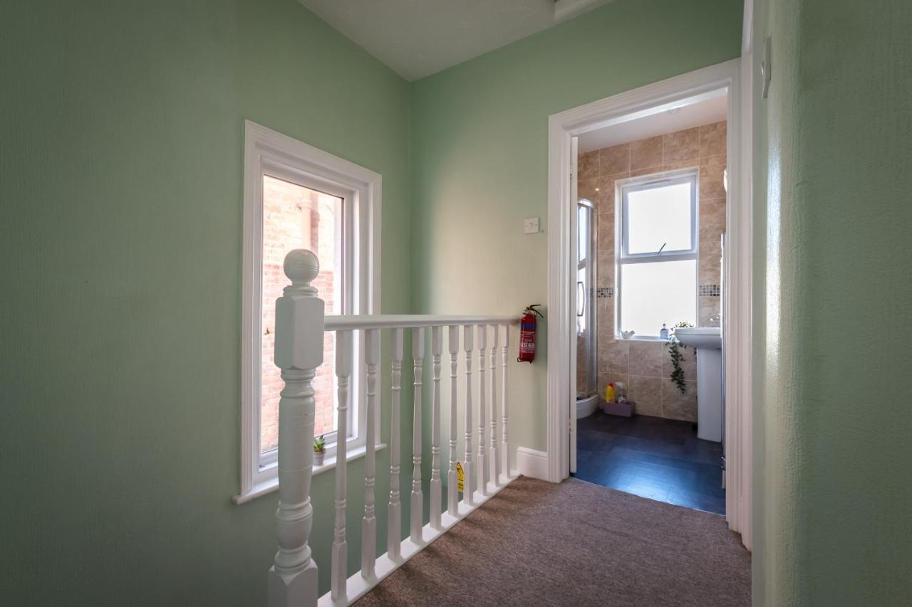 3-Bedroom House L Fast Wi-Fi L Garden L Newly Decorated L Close To Shops And Restaurants Bournemouth Bagian luar foto