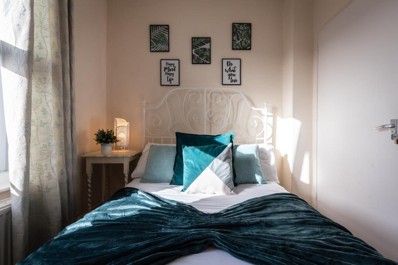 3-Bedroom House L Fast Wi-Fi L Garden L Newly Decorated L Close To Shops And Restaurants Bournemouth Bagian luar foto