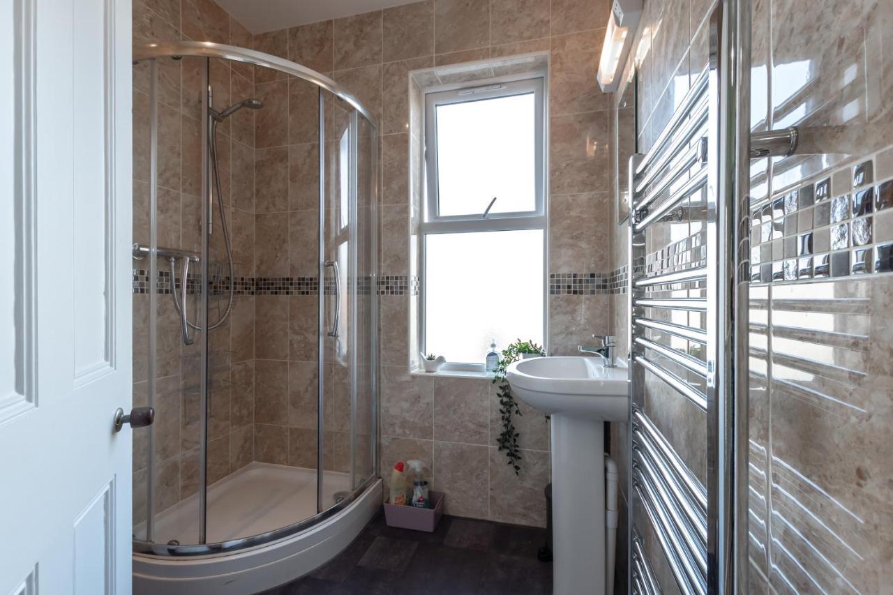 3-Bedroom House L Fast Wi-Fi L Garden L Newly Decorated L Close To Shops And Restaurants Bournemouth Bagian luar foto